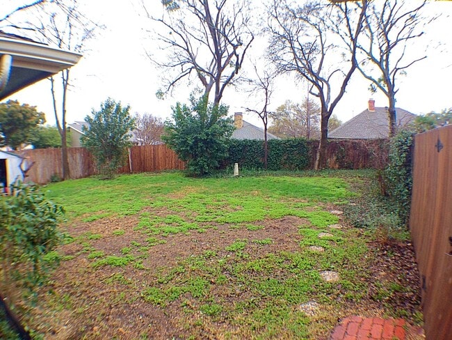 Building Photo - Charming 4 Bedroom 2.5 Bath Home In RISD!