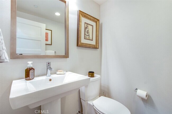 Building Photo - 10 Brownstone Way