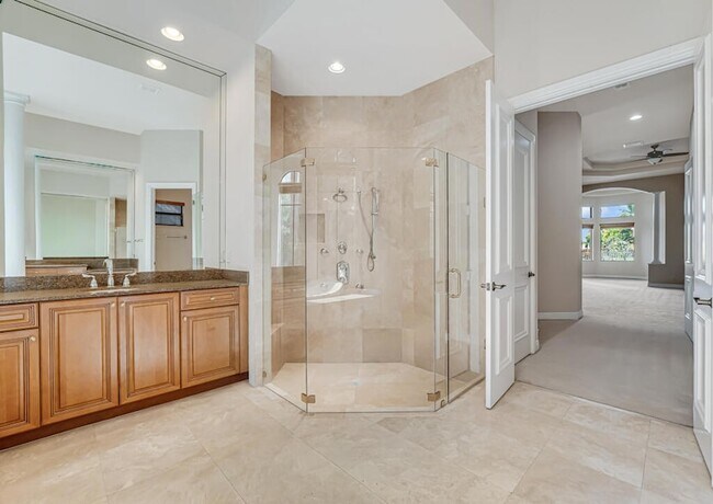 Building Photo - 10513 Versailles Blvd