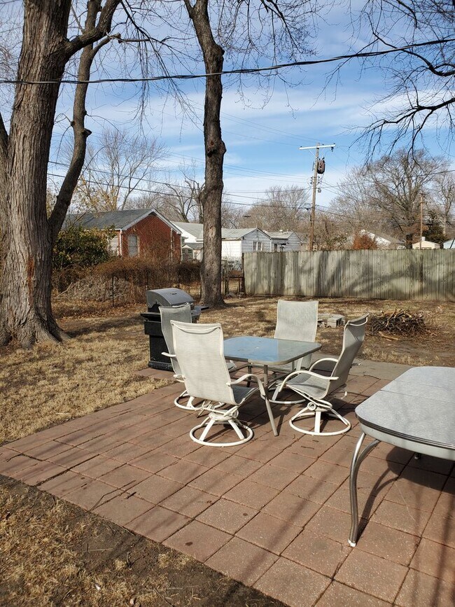 Building Photo - Immaculate 3BR home near parks and trails, eateries and quick highway access