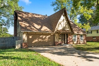Building Photo - 3 Bedroom | 2.5 Bathroom | 2 Car Garage | Springfield MO | Fenced Back Yard | 2 Living Areas | Qu...