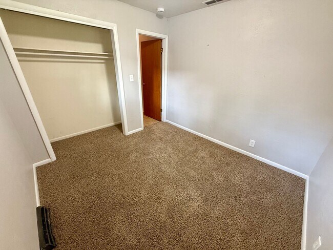 Building Photo - 931 W Oak St