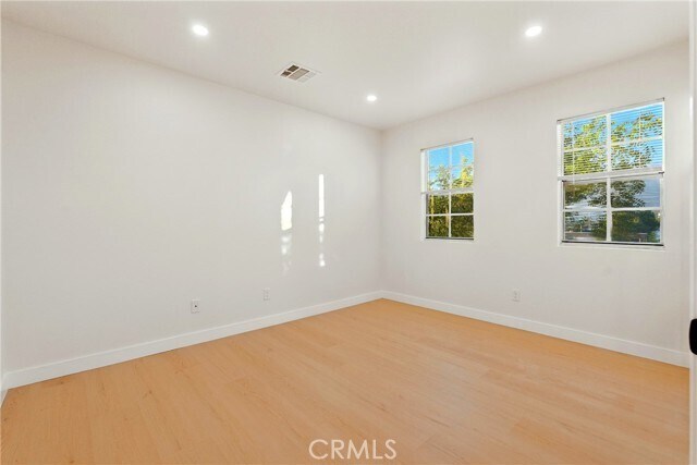 Building Photo - 10433 Plainview Ave