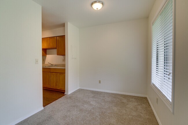 Building Photo - Roomy Remodeled  Kirkland Condo