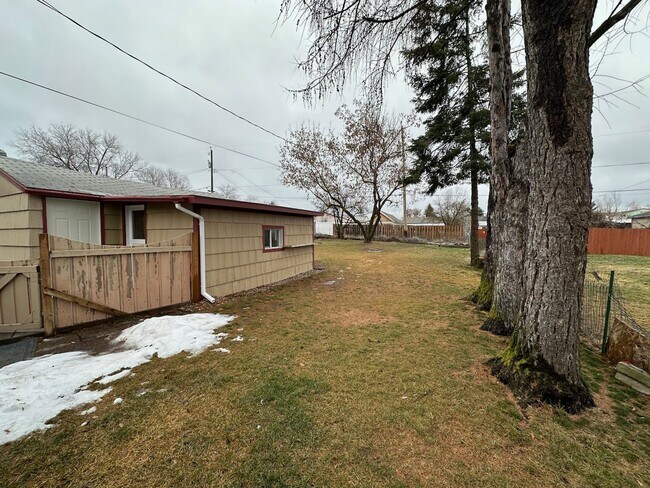 Building Photo - Cozy and Conveniently Located 2 Bed 1 Bath Spokane Home w/ Detached Garage & Heated Multipurpose ...