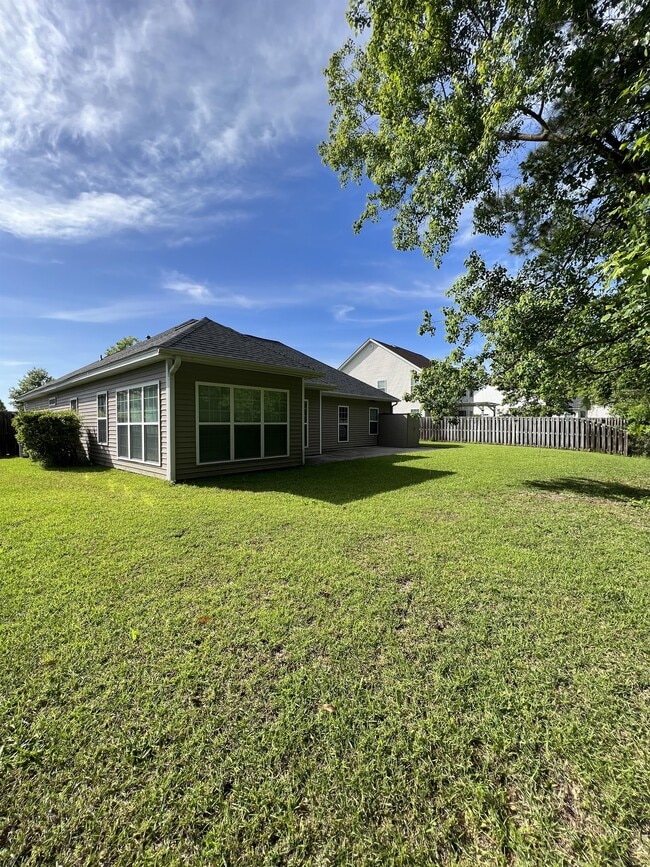 Building Photo - 8 River Rock Rd
