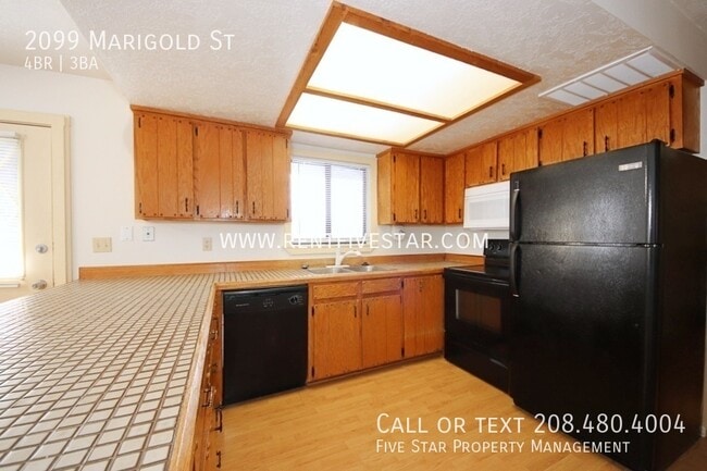 Building Photo - 2099 Marigold St
