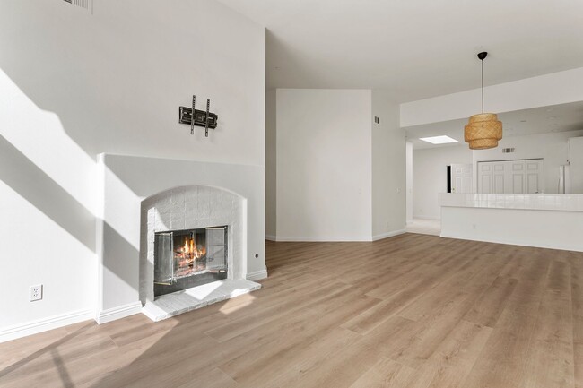Building Photo - Freshly Renovated | Single-Level with VIEW...