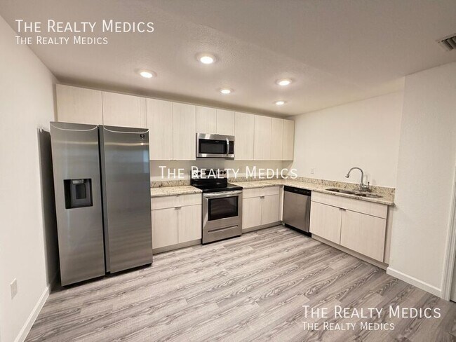 Building Photo - 15137 SW 61st Ct