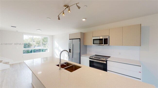 Building Photo - 2555 NE 193rd St