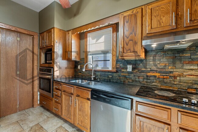 Building Photo - 806 N Faulkner St