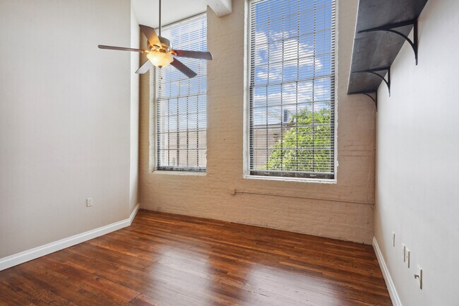 Building Photo - 920 Poeyfarre St