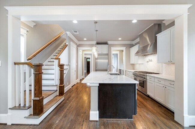 Building Photo - 6 Red Harper Dr