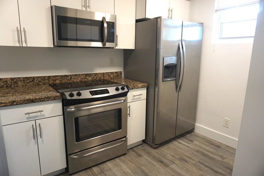 Granite Counters & Stainless Steel Appliances - 1529 Arthur St