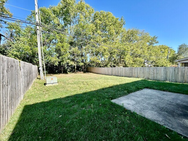 Building Photo - Large 4 Bed, 2.5 bath in Lexington!