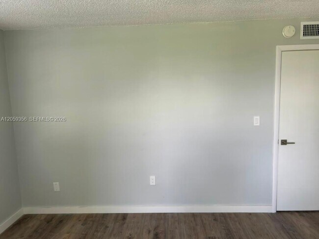 Building Photo - 9320 Fontainebleau Blvd