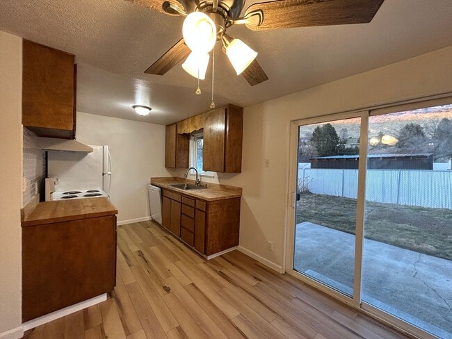 Building Photo - MOVE IN SPECIAL! Recently Remodel 2 Bedroo...