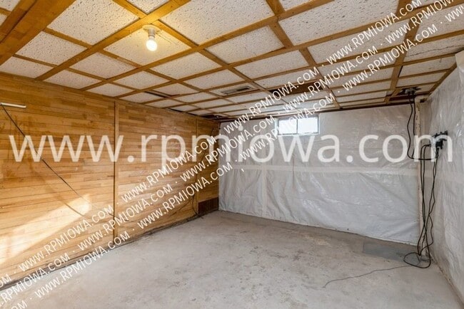 Building Photo - 213 NW Arlan Dr