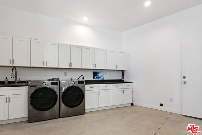 Building Photo - 3843 Rambla Pacifico St