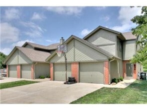 Building Photo - Beautiful Updated Townhome in Lee's Summit-Available NOW!!