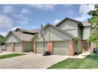 Building Photo - Beautiful Updated Townhome in Lee's Summit-Available NOW!!