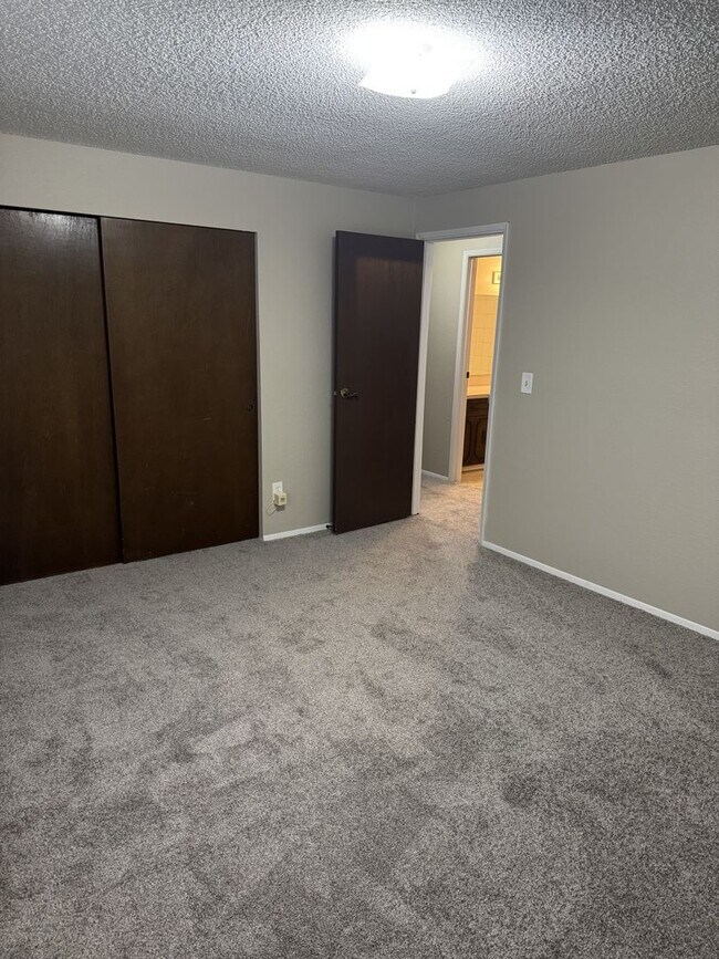 Building Photo - Beautiful 5 Bed 2 & 3/4 Bath home in Tacoma