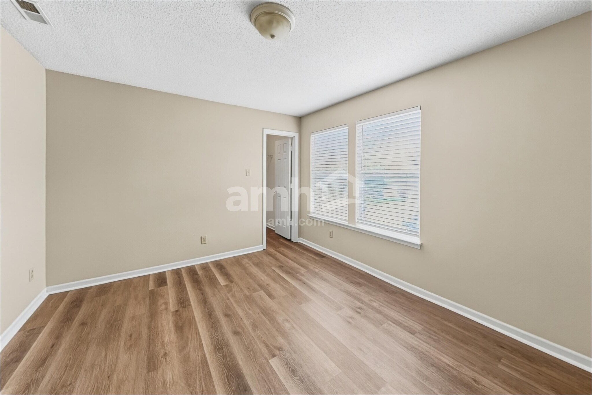 Building Photo - 2324 Shadowbrook Dr