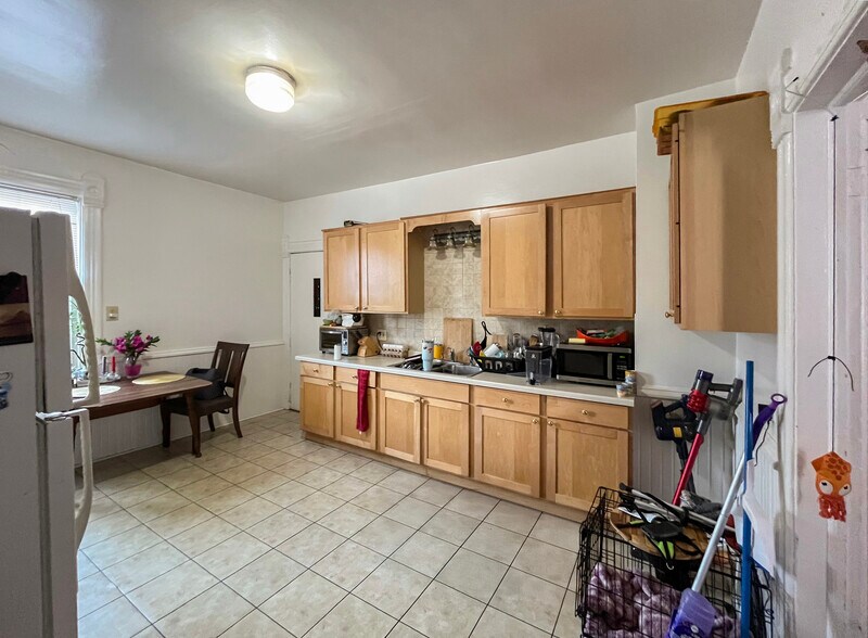 Kitchen - 2453 N Oakland Ave