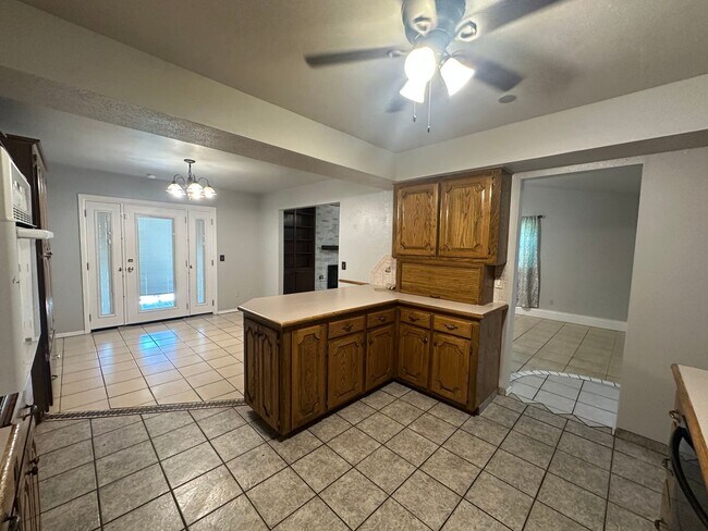 Building Photo - 312 S Avery Dr