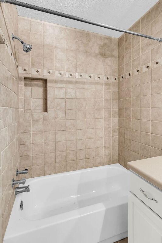 Building Photo - 1850 Montclair Dr