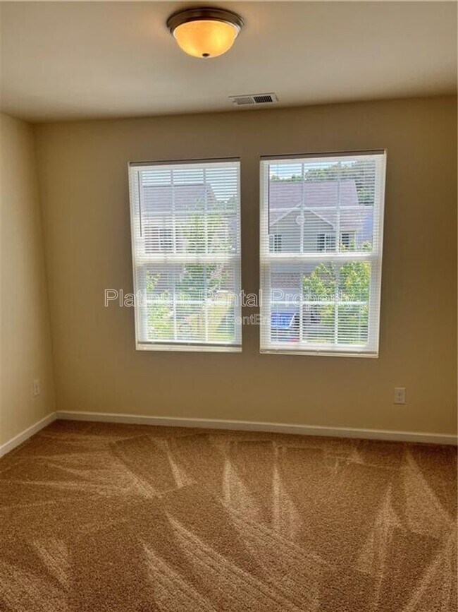 Building Photo - 2056 Belmont Cir NE