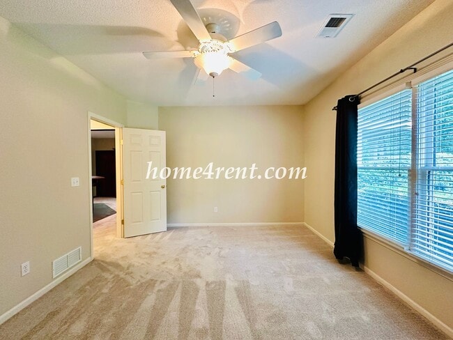 Building Photo - Exceptional 1.5 Story Home in the Prestigious Loch Lloyd Community!