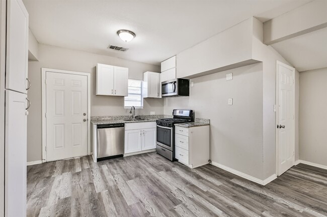 Building Photo - 424 S Broadway St