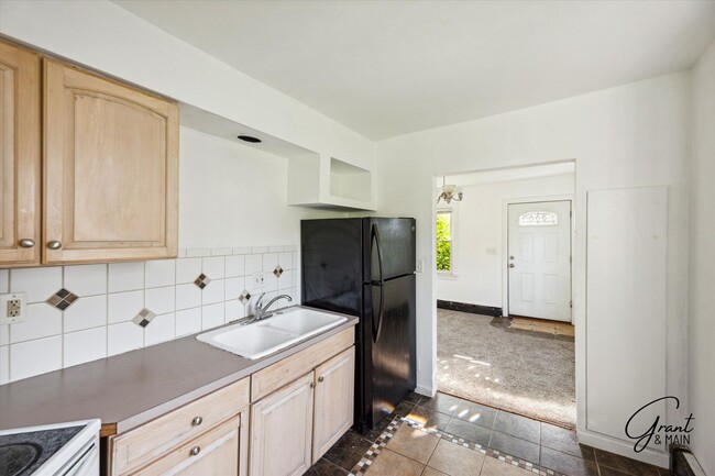 Building Photo - $1,000/month - 2 Bed 1 Bath in Roseville