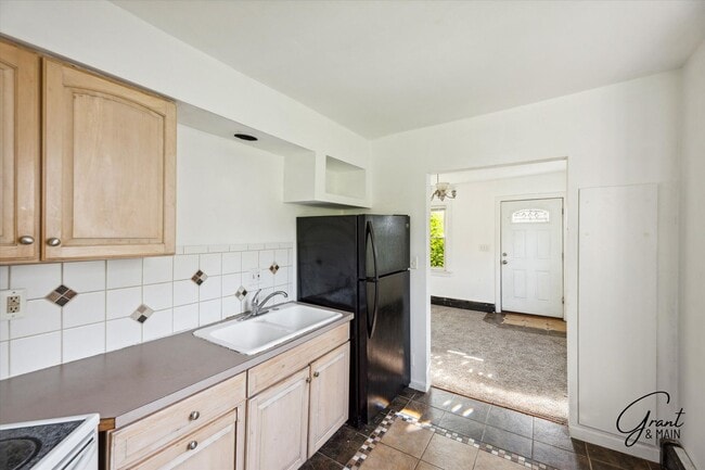 Building Photo - $1075month - 2 Bed 1 Bath in Roseville