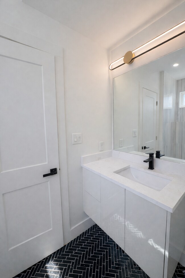 Building Photo - High-End New Construction Townhome Walk to UT!