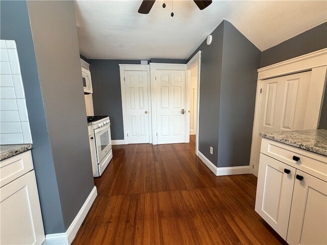 Building Photo - 87 Bentley St