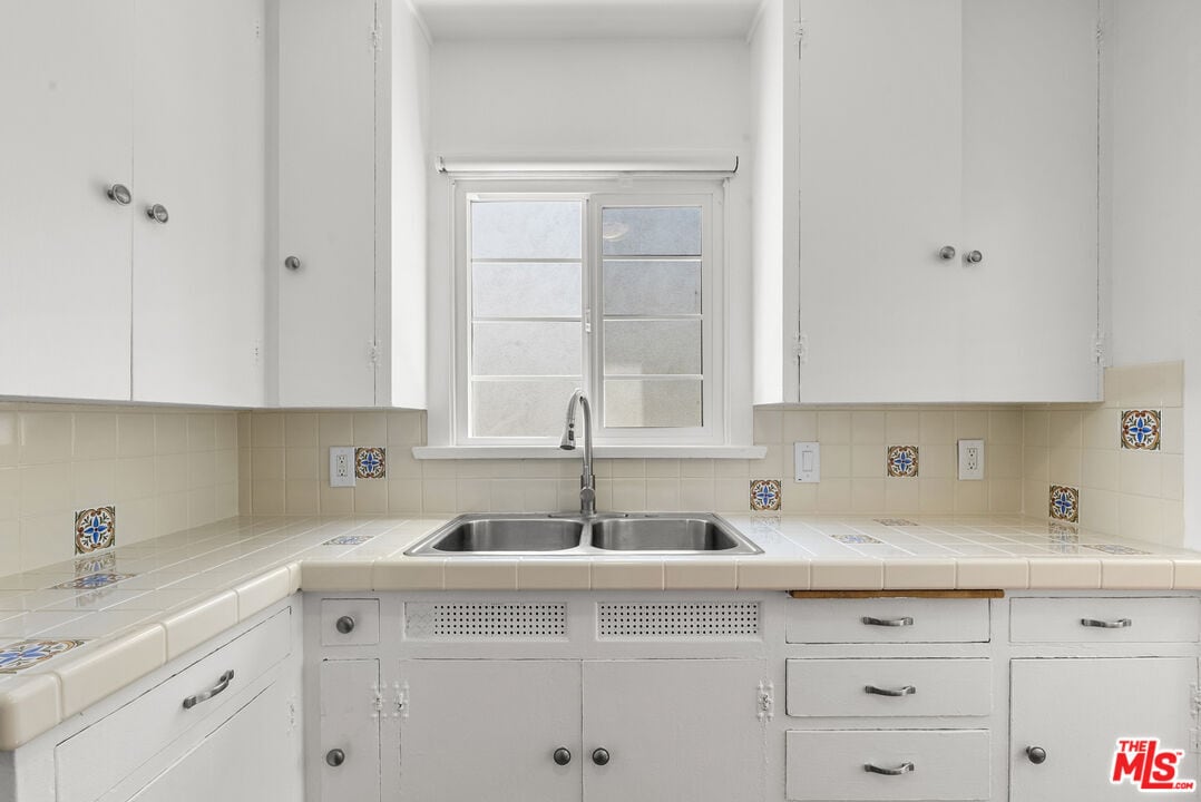 Building Photo - 515 N Kings Rd