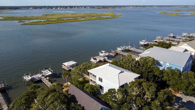 Building Photo - Seasonal Rental: Total Relaxation with Sou...