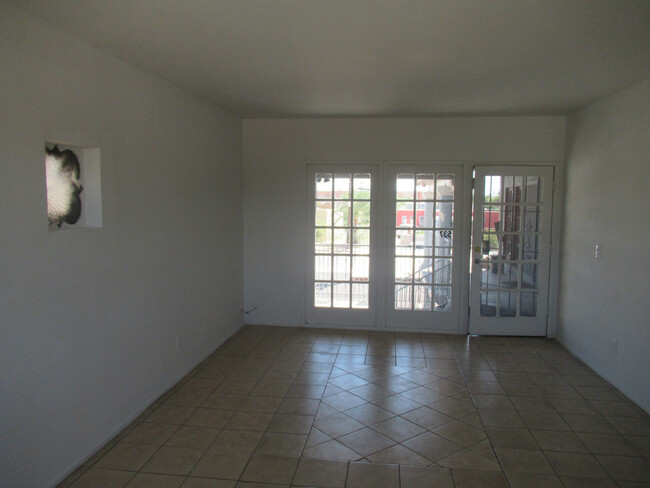 Building Photo - Central 2 Bedroom Apt Only $ 925 a Month w...