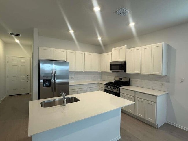 Building Photo - 561 Sormonne Lp