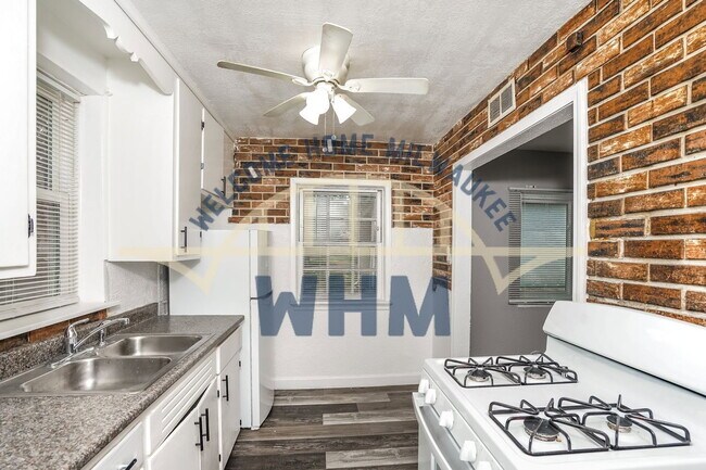 Building Photo - 4255 N Sercombe Rd