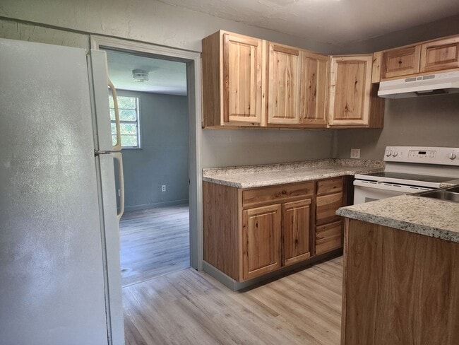 Building Photo - 2 Bedroom 1 Bath Single Family Home w/ Bonus Room