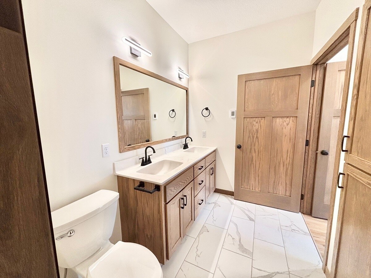 Building Photo - 575 Main St W