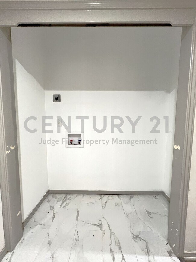 Building Photo - Ground-Level 1/1 Open Condo in Dallas!
