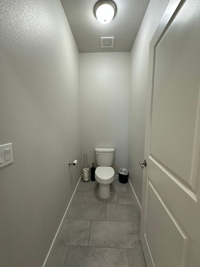 Building Photo - 3 bedroom, 2.5 bath with bonus room in Wes...