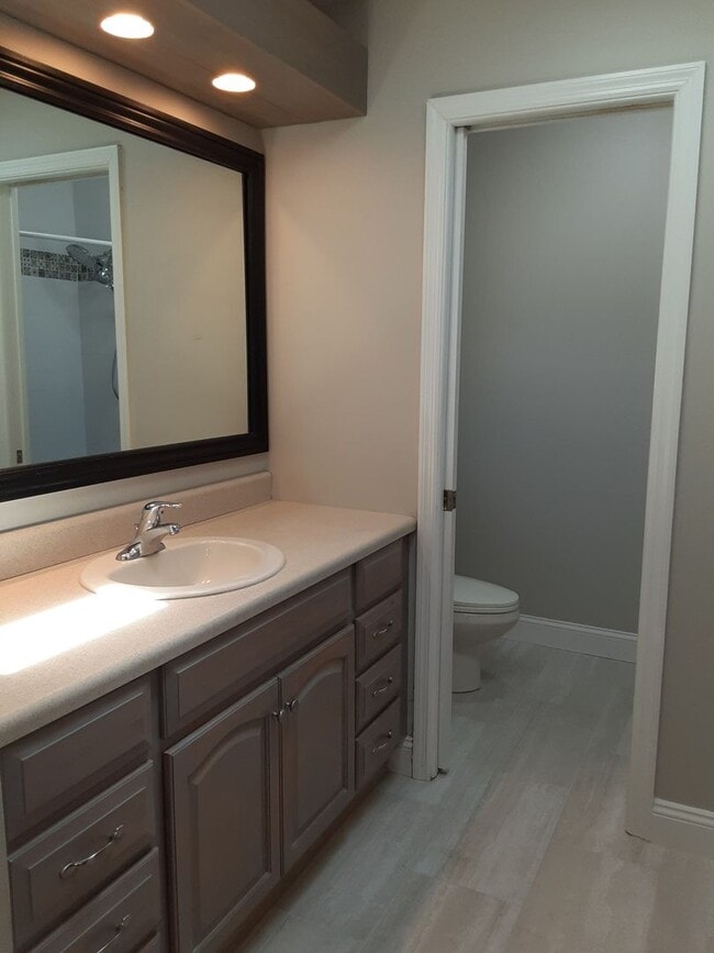 Building Photo - Annual unfurnished 3/2 nicely renovated SFH with large yard overlooking a lake.