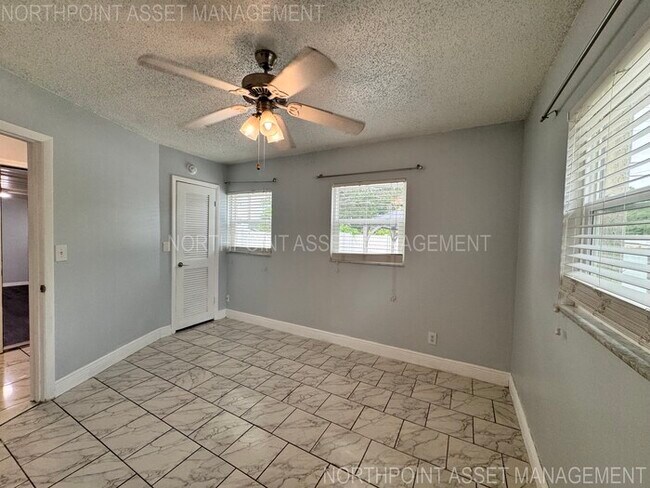 Building Photo - 2 Spacious Bedrooms and 2 Modern Bathrooms...