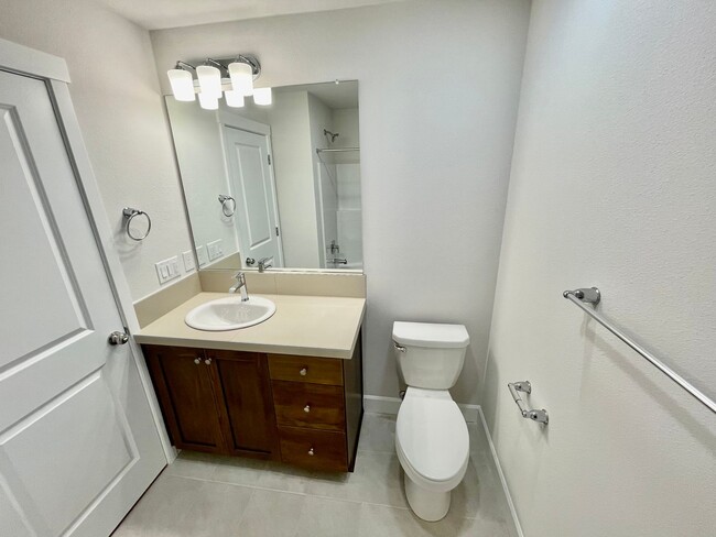 Building Photo - Stunning 2022 Built 3bd/2.5bath + Large Bo...