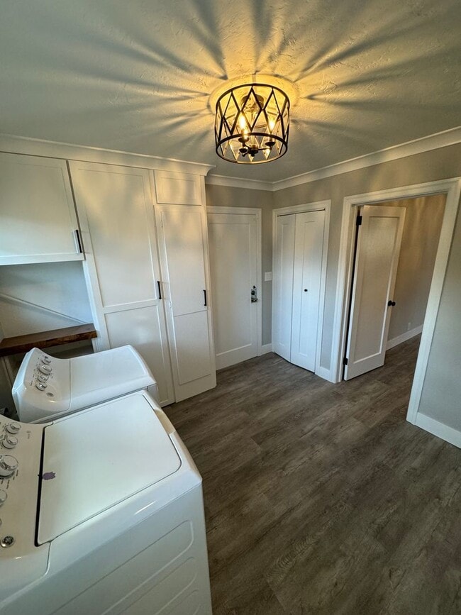 Building Photo - Fully Renovated 4 Bed Home w/ Fenced Backyard, W/D's in Unit.